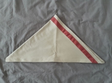 Halstuch hellgrau mit bordeaux-rotem Streifen